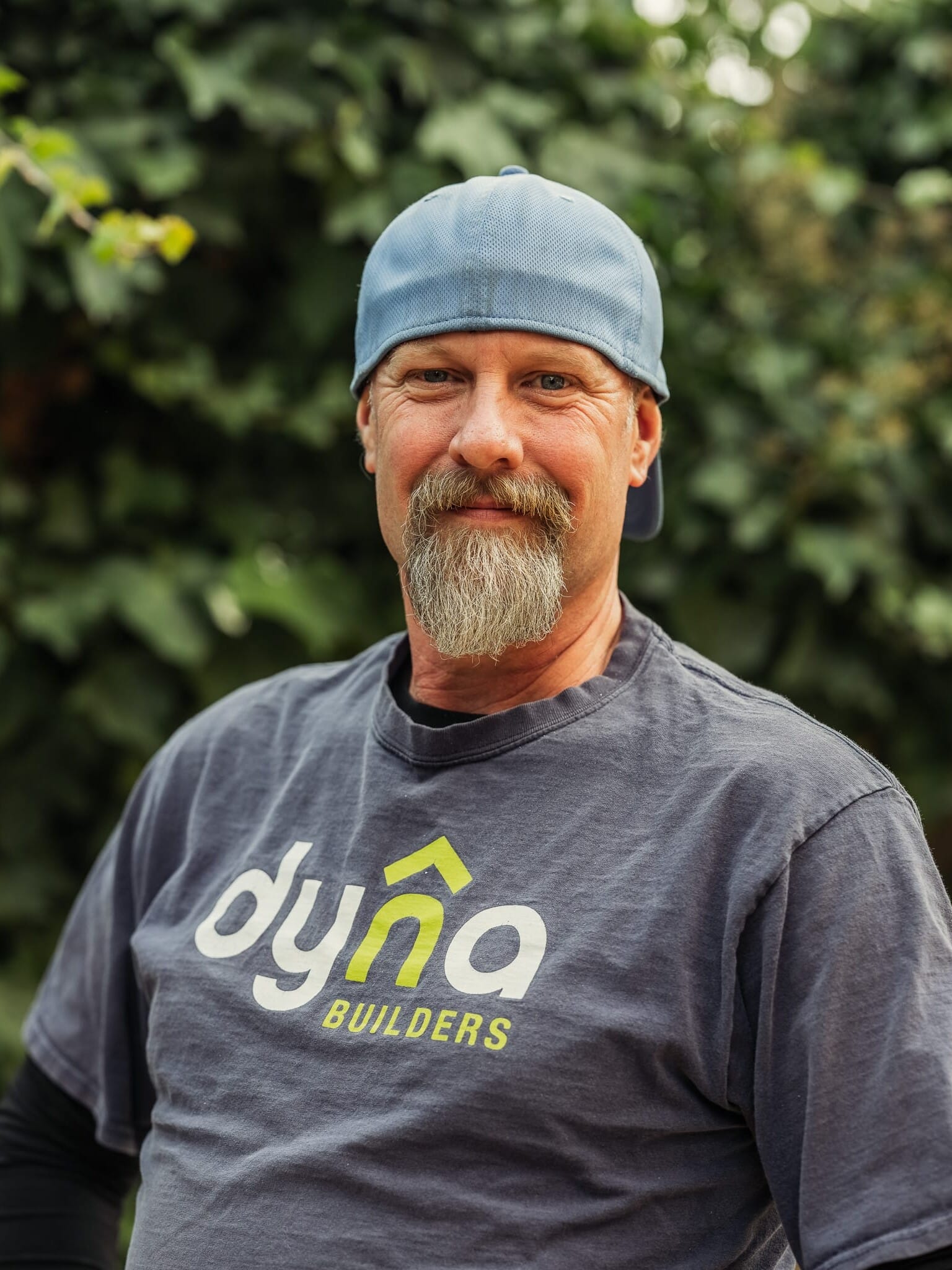 A man wearing a dyno builders t - shirt.