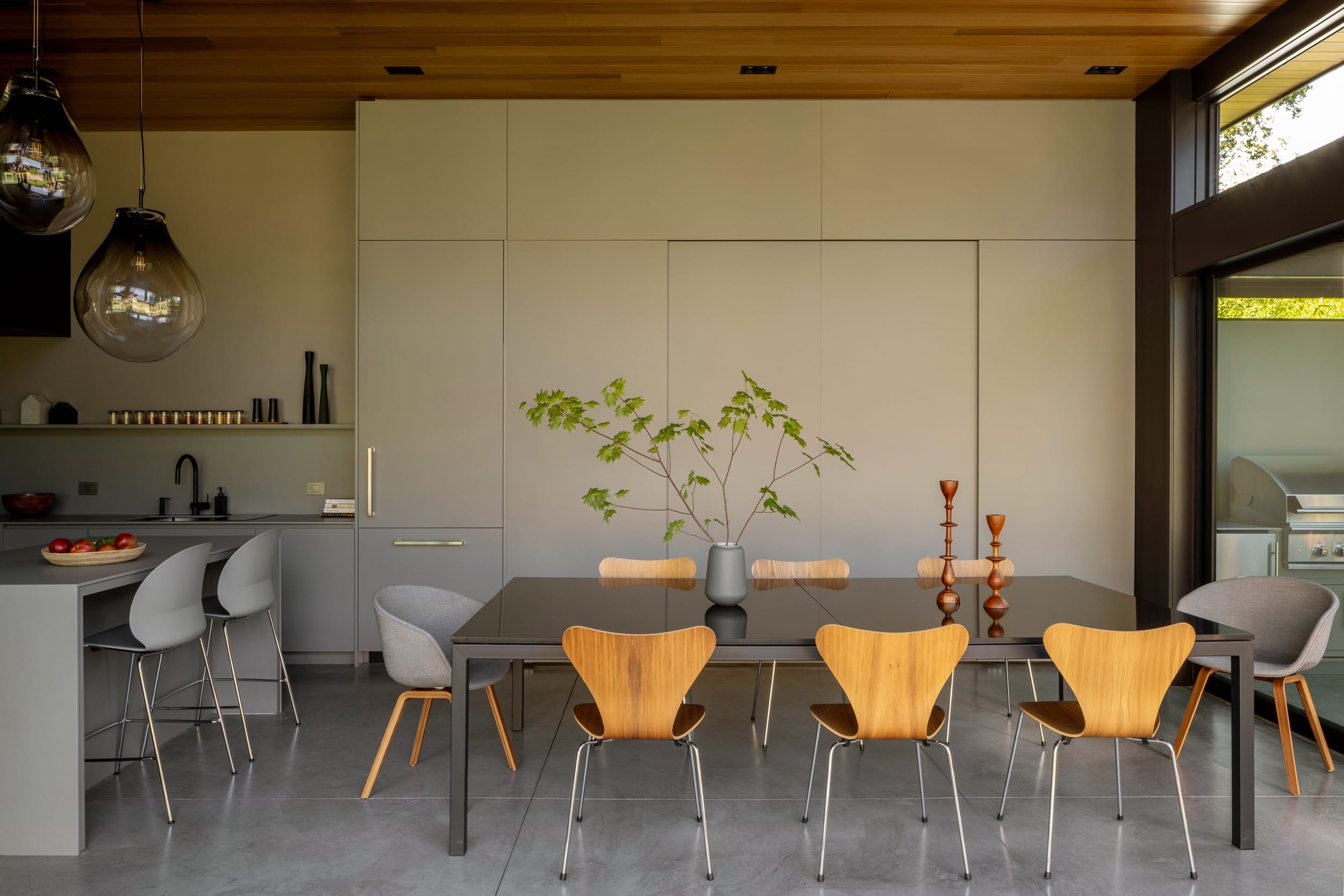 A modern kitchen with a dining table and chairs in a modern home.